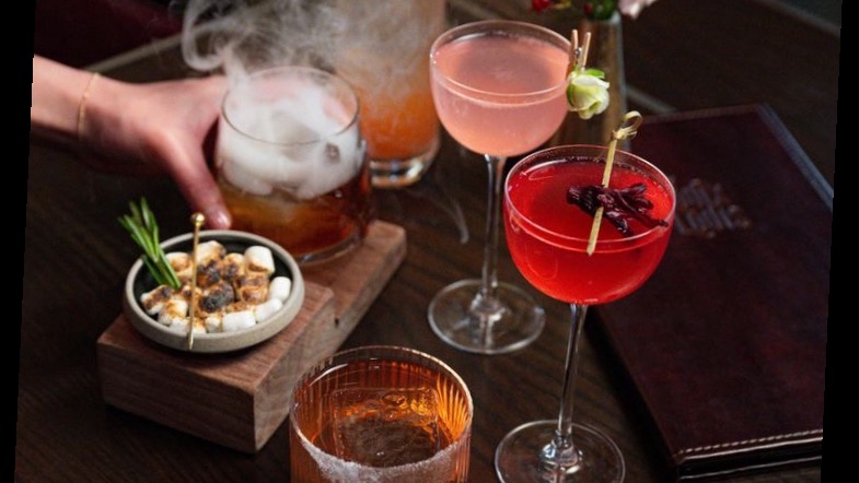 บาร์เทนเดอร์หญิงผสมเครื่องดื่มค็อกเทลสวยงาม