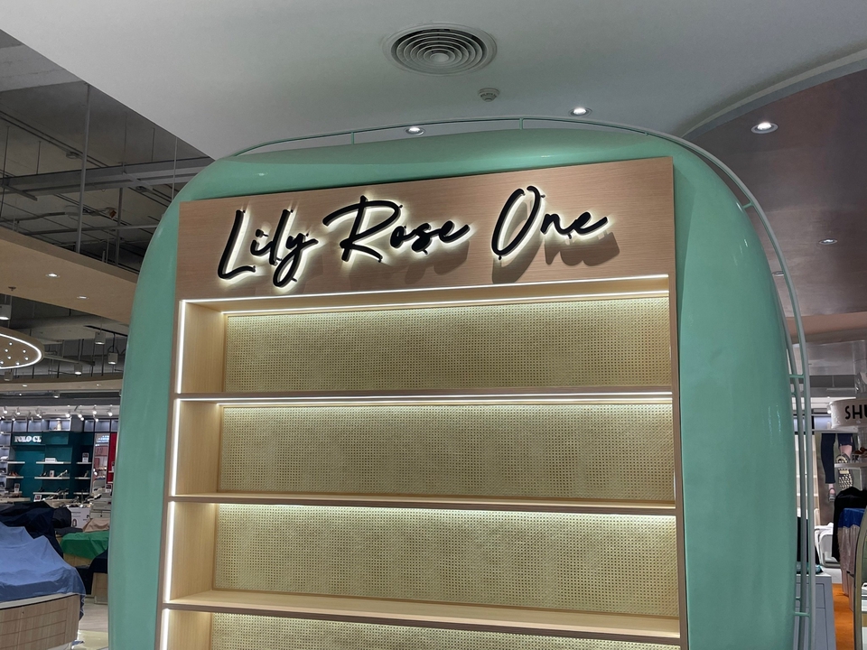 ผู้รับเหมาก่อสร้างร้านค้า Lily Rose One  ตกแต่งภายในสวยหรู