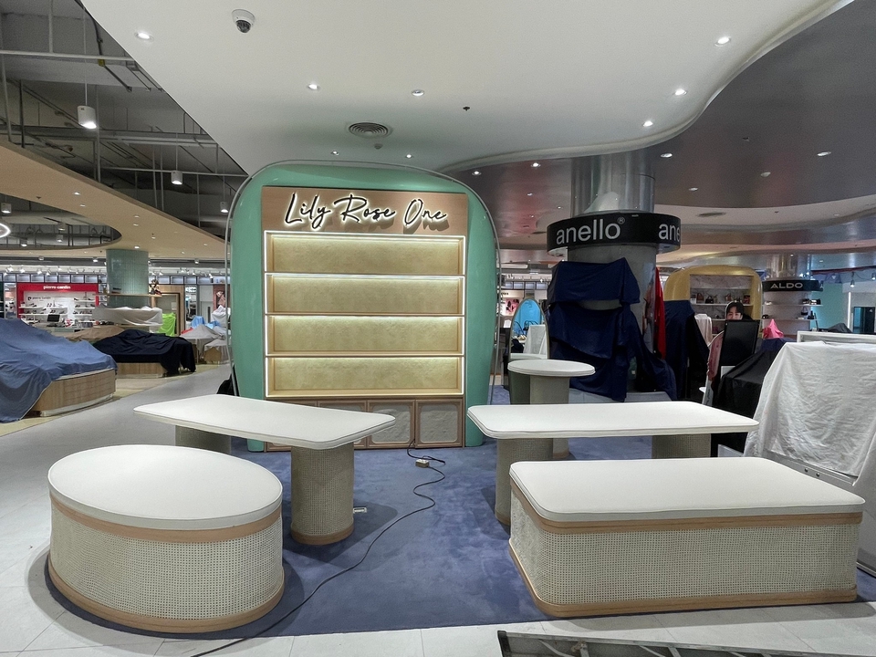 รับเหมาตกแต่งภายในร้านค้า  ต่อเติมและรีโนเวท  Lily Rose One