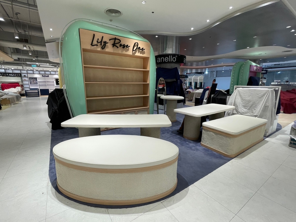 รับเหมาตกแต่งภายในร้านค้า Lily Rose One  งานต่อเติมและรีโนเวทสวยงาม