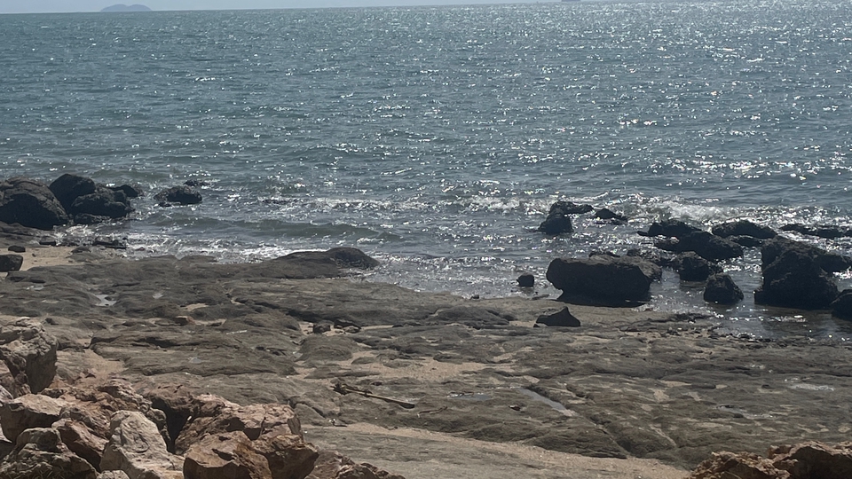 เราราเชื่อว่าไม่ใช่ทุกคนที่เข้าใจเราแต่เราระบายความในใจได้อย่างน้อยให้ตัวเองรู้สึกดีขึ้นก็ยังดีนะคะ