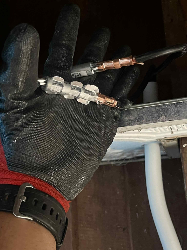 ช่างไฟฟ้าเดินสายไฟต่อสายไฟฟ้าภายในบ้าน