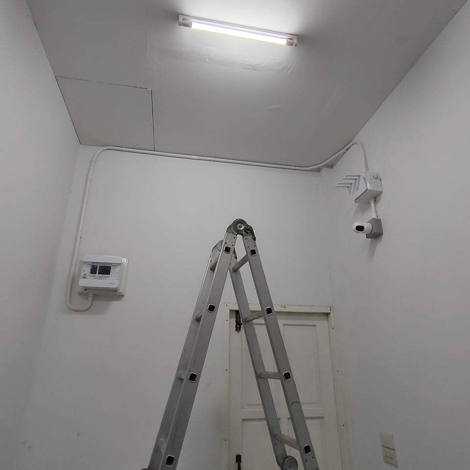 ช่างไฟฟ้าติดตั้งระบบไฟฟ้าบ้านพร้อมเดินสายไฟ