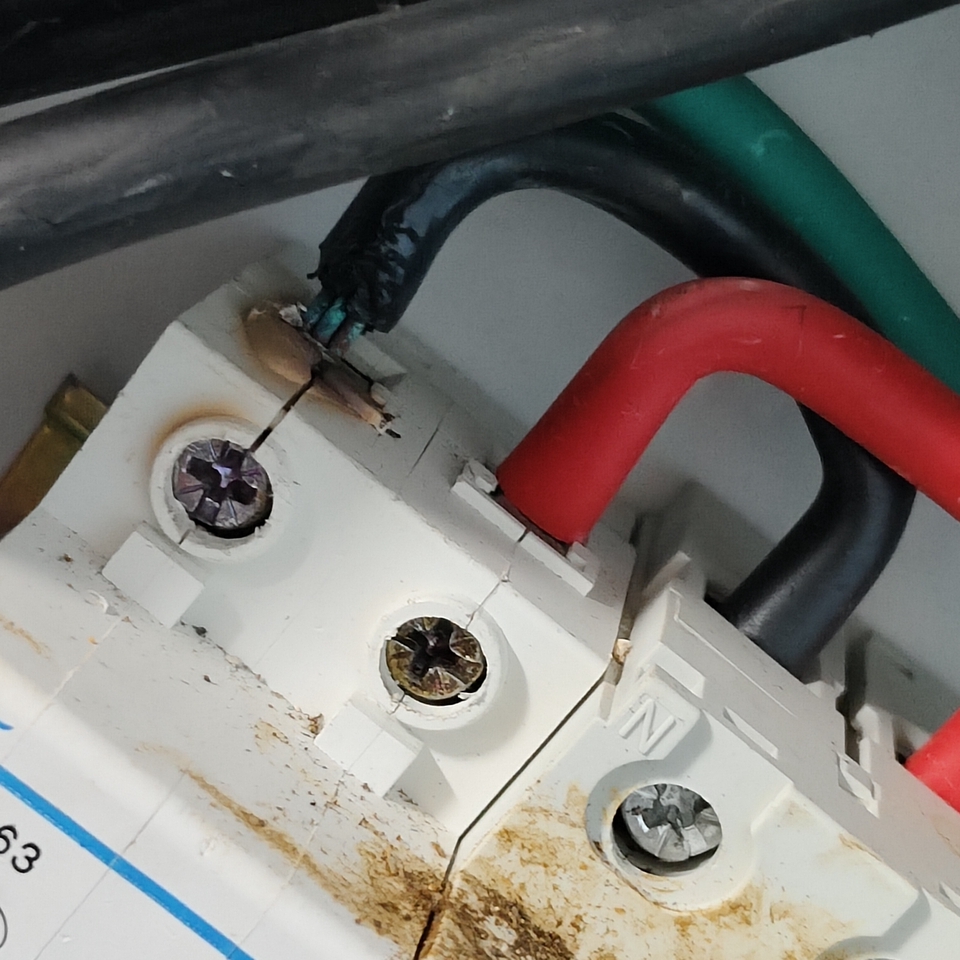 ช่างซ่อมไฟฟ้าบ้าน สายไฟไหม้ เกิดความเสียหาย ต้องการช่างไฟฟ้าด่วน