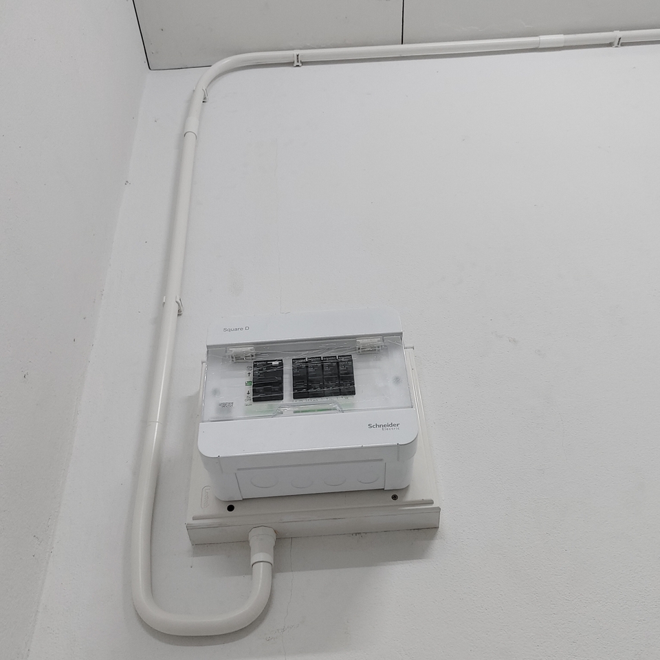 ช่างไฟฟ้าติดตั้งตู้ไฟฟ้าภายในบ้าน รับเดินสายไฟฟ้า