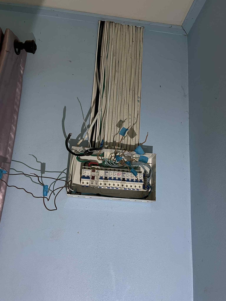 หาช่างไฟฟ้าภายในบ้าน ซ่อมระบบไฟฟ้าบ้าน สายไฟรก ช่างไฟฟ้าแก้ไขระบบไฟ