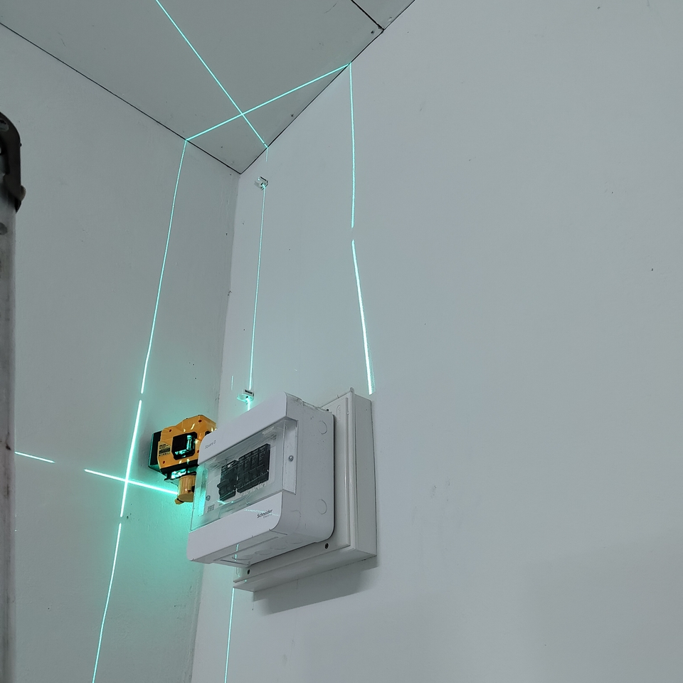 ช่างไฟฟ้าติดตั้งตู้ไฟฟ้าระบบไฟบ้านด้วยเลเซอร์วัดระดับ