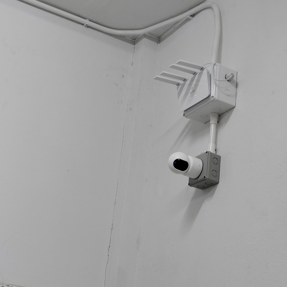 ช่างไฟฟ้าติดตั้งระบบไฟฟ้าและกล้องวงจรปิด