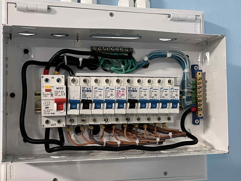 หาช่างไฟฟ้าภายในบ้าน ระบบไฟฟ้าบ้านครบวงจร เดินสายไฟ ติดตั้งเบรกเกอร์