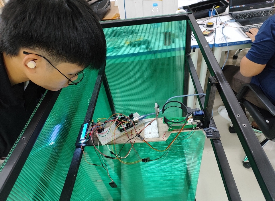 Chackking bottle and can