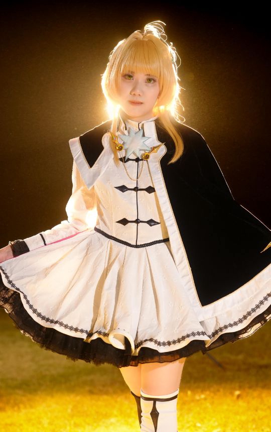 นางแบบมืออาชีพแต่งกายสวยงามพร้อมถ่ายแบบแฟชั่น