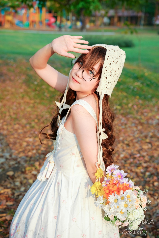 นางแบบมือสวย ชุดเดรสขาว ถ่ายแบบกลางแจ้ง งานนางแบบ