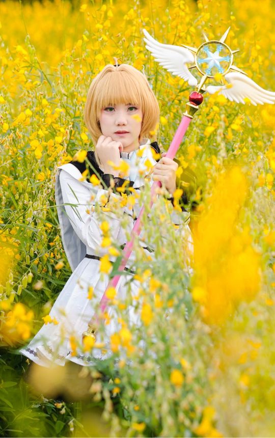 นางแบบมือสวยถ่ายแบบชุดคอสเพลย์ ในสวนดอกไม้สีเหลือง