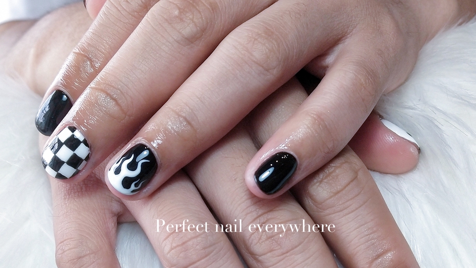 บริการทำเล็บที่บ้าน ลายไฟและตารางหมากรุก สวยทันสมัย