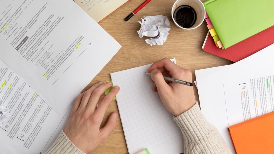 เขียนงานด้วยลายมือลงในกระดาษ✏️📄
