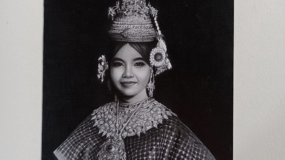 รับวาดภาพเหมือนหญิงสาวในชุดไทยโบราณ วาดภาพเหมือนขาวดำ แสดงออกถึงวัฒนธรรมไทยที่งดงาม