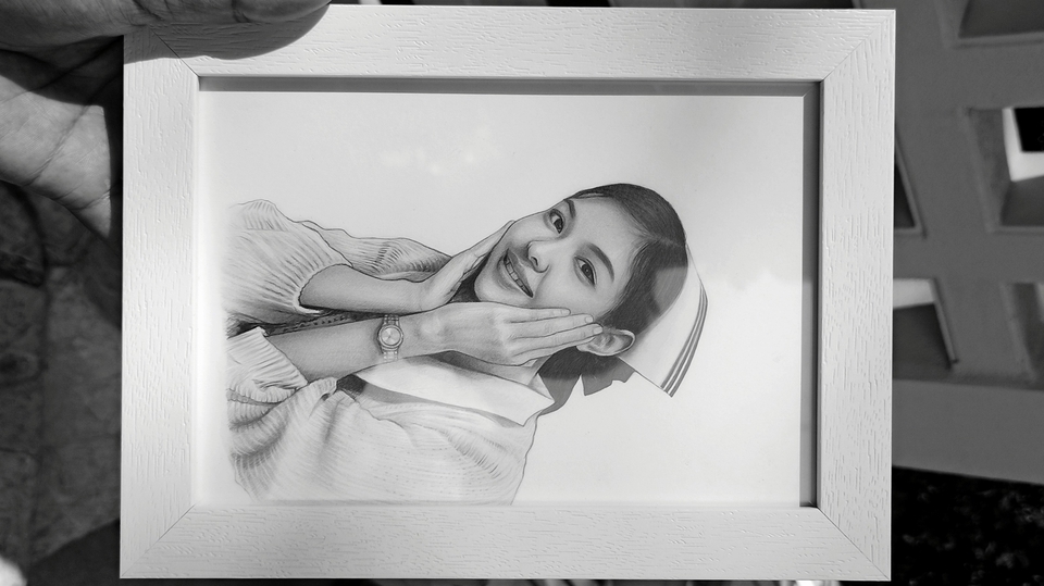 รับวาดภาพเหมือน วาดภาพ portrait สวยๆ ในกรอบรูปสีขาว เป็นภาพวาดผู้หญิงกำลังยิ้ม ใส่ชุดพยาบาลน่ารัก