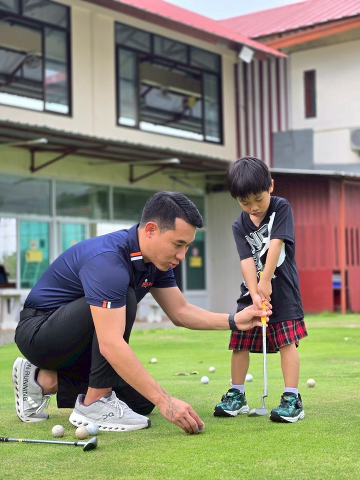 เรียนตีกอล์ฟเด็กกับครูผู้ฝึกสอนมืออาชีพ