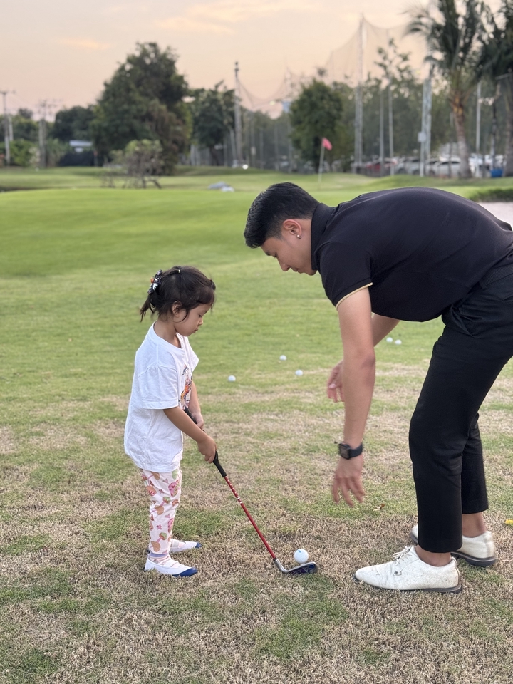 สอนตีกอล์ฟเด็ก ครูสอนตีกอล์ฟมืออาชีพ ราคาเรียนตีกอล์ฟ