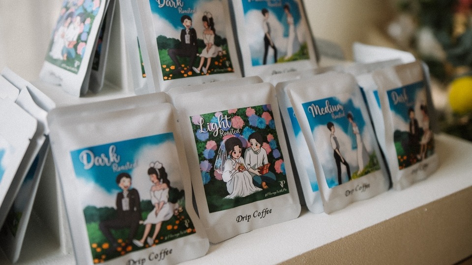 ทำของชำร่วย - รับออกแบบภาพประกอบ และจัดหาซองกาแฟดริป สำหรับเป็นของขวัญ หรือของชำร่วยในโอกาสพิเศษ - 2