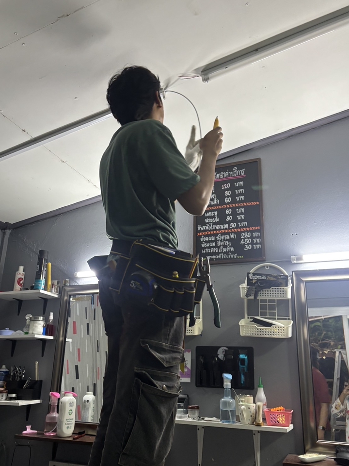 ช่างไฟฟ้ากำลังเดินสายไฟในบ้าน รับเหมาไฟฟ้า ช่างไฟฟ้ากรุงเทพ