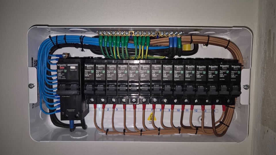 รับเหมาไฟฟ้า เดินสายไฟระบบไฟฟ้าครบวงจร  ช่างไฟฟ้ามืออาชีพ