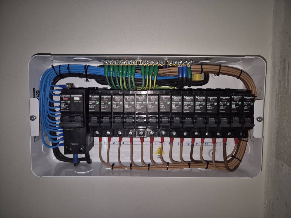 รับเดินสายไฟบ้านระบบไฟฟ้าครบวงจร  ช่างไฟฟ้ามืออาชีพ