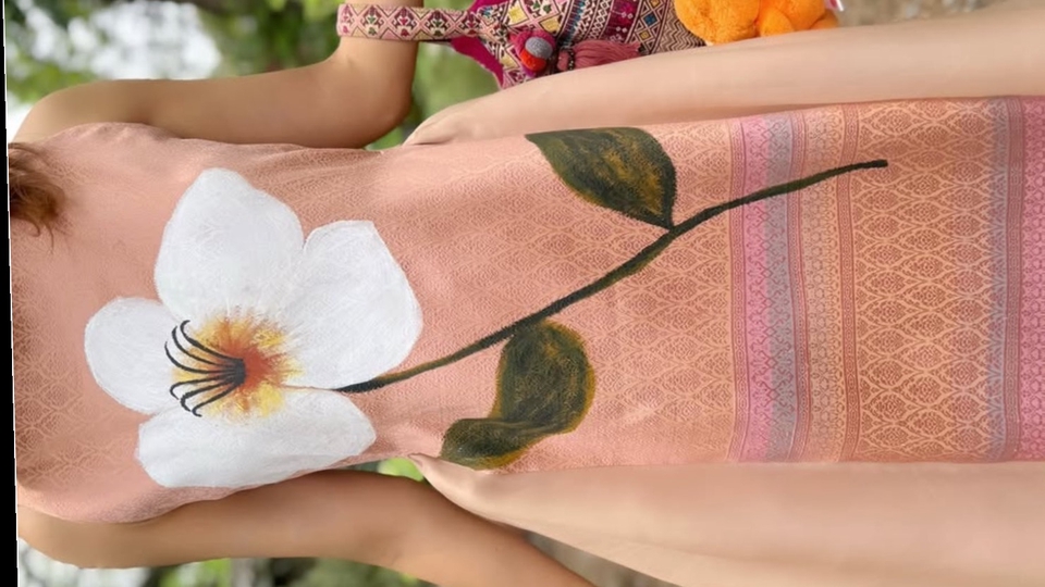 รับทำของขวัญแฮนเมด เสื้อผ้าลายดอกไม้สวยงาม