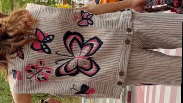 รับทำของขวัญแฮนเมด เสื้อผ้าลายผีเสื้อ