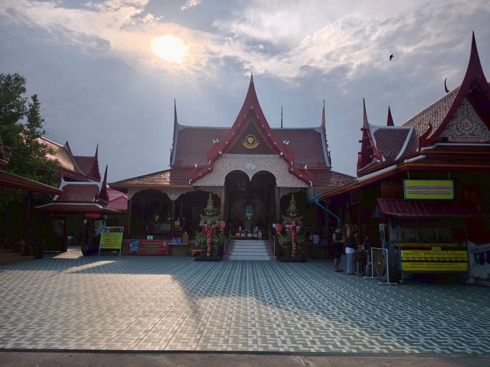 วัดสำมะโรง (ท้าวเวสสุวรรณไม้จันทน์หอมศักดิ์สิทธิ์ อายุ 400 ปี) วัดสามพันโพลง