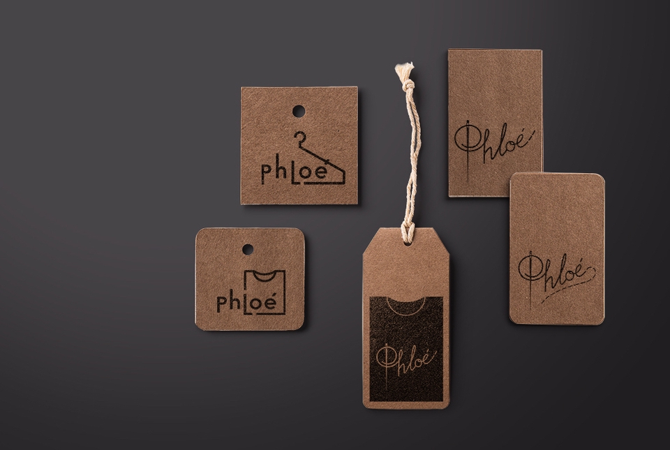 รับออกแบบบรรจุภัณฑ์: ภาพการออกแบบแพ็กเกจจิ้ง Phloé หลายรูปแบบบนพื้นหลังสีเข้ม มีทั้งแบบป้ายแท็กและฉลาก ออกแบบแพคเกจ ออกแบบผลิตภัณฑ์ ฉลากสินค้า กล่องสินค้า บรรจุภัณฑ์สินค้าสวยๆ ราคาถูก โลโก้แบรนด์ไทย