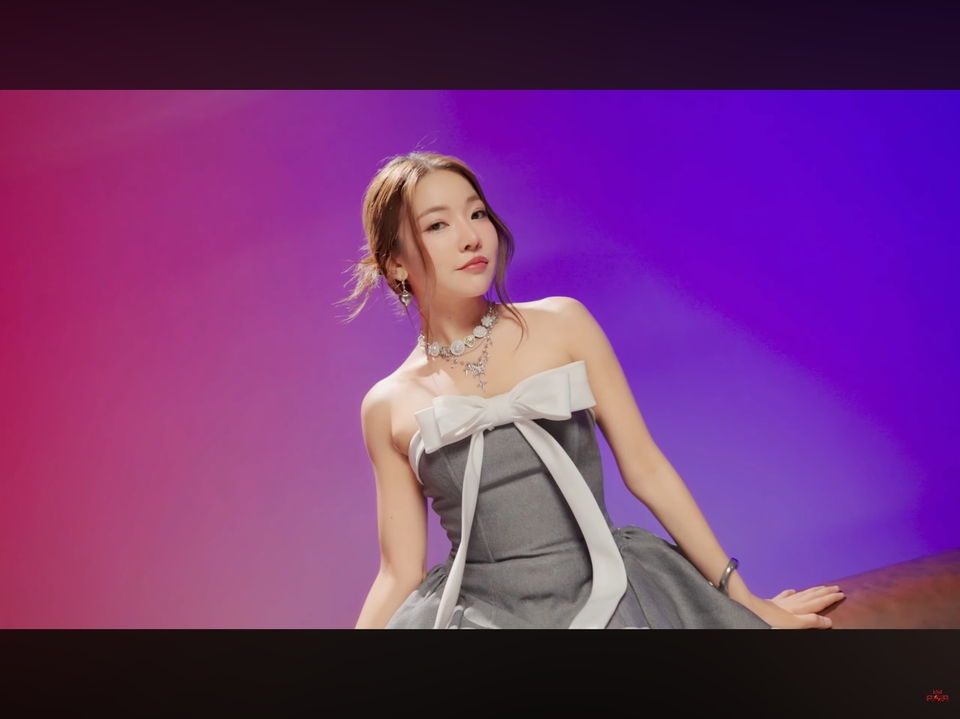 รับถ่ายวีดีโอ ถ่าย MV พรีเซนเทชั่น หญิงสาวในชุดสวยงาม โพสท่าบนเวที แสงสีม่วงชมพู