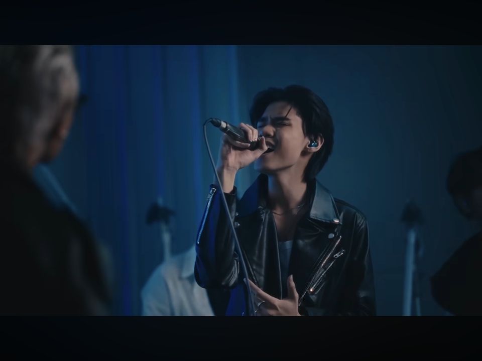 ถ่าย MV ชายหนุ่มร้องเพลงพร้อมไมโครโฟนในชุดหนังเท่ๆ รับถ่ายวีดีโอคอนเสิร์ต รับตัดต่อ MV