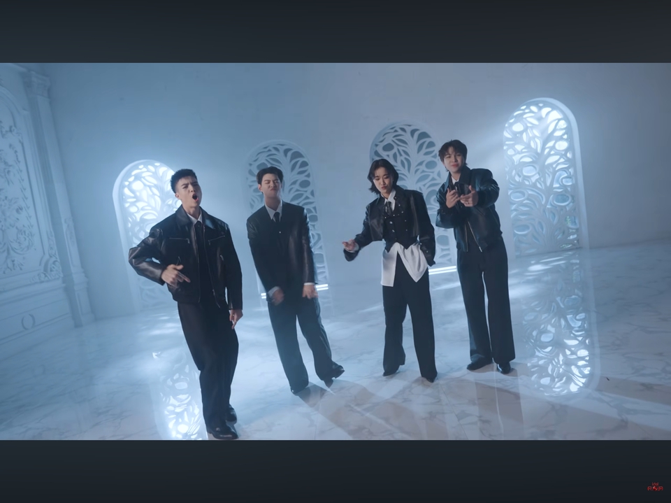 รับถ่ายวีดีโอ ถ่าย MV 4 หนุ่มเต้นในห้องแสงสีฟ้า สร้างสรรค์ผลงานวิดีโอคุณภาพ