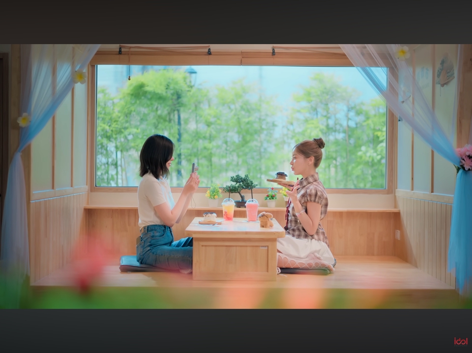 รับถ่ายวีดีโอเบาๆ สองสาวนั่งจิบเครื่องดื่ม ถ่ายรูปด้วยมือถือ บรรยากาศสบายๆ