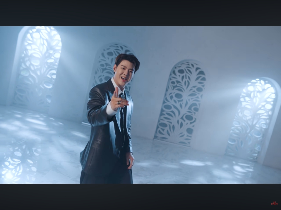 รับถ่ายวีดีโอ MV ชายในชุดสูทชี้มาทางกล้อง บรรยากาศในห้องสวยงาม เหมาะสำหรับถ่าย MV หรืองานแต่ง