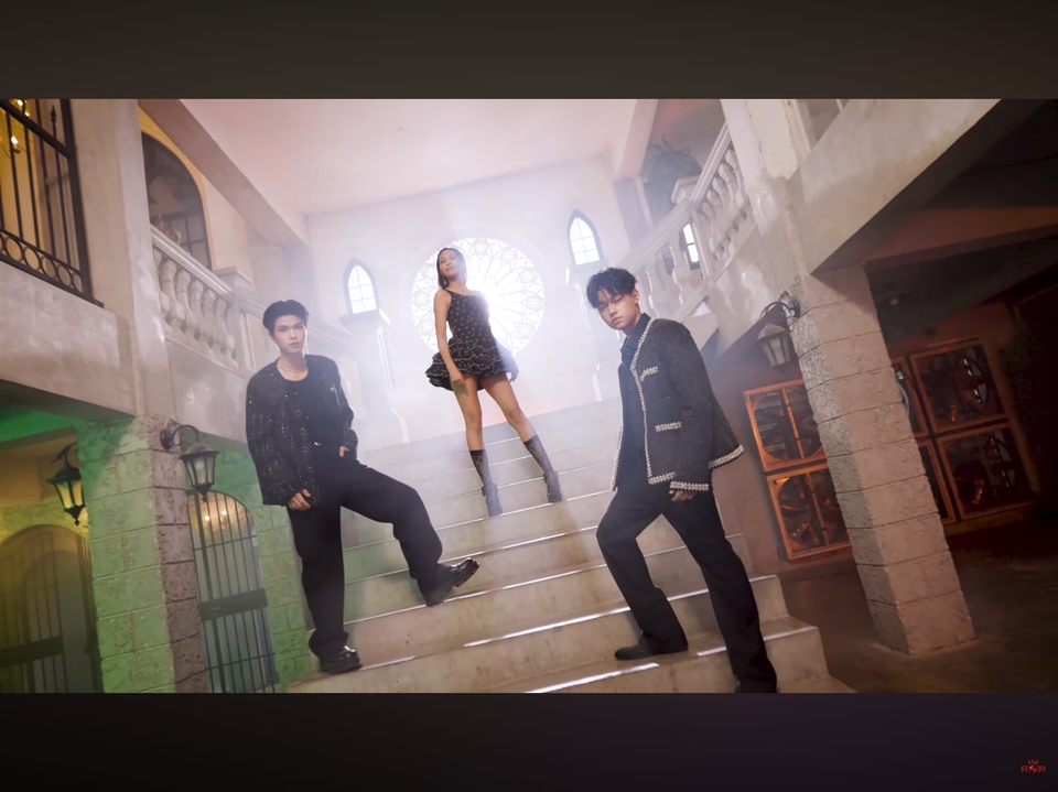 รับถ่ายวีดีโอ 3 คนยืนโพสบนบันได วีดีโอคอนเทนต์ สร้างสรรค์ผลงาน