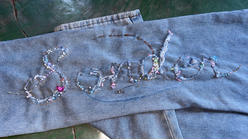 รับคอสตอมเสื้อผ้างานปัก hand made แบบว่าจะมีสินค้านั้นชิ้นเดียวในโลก อย่างมีสไตล์