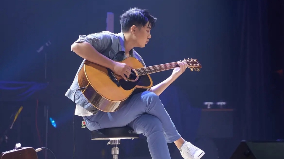 นักดนตรีกีต้าร์บรรเลงเดี่ยว