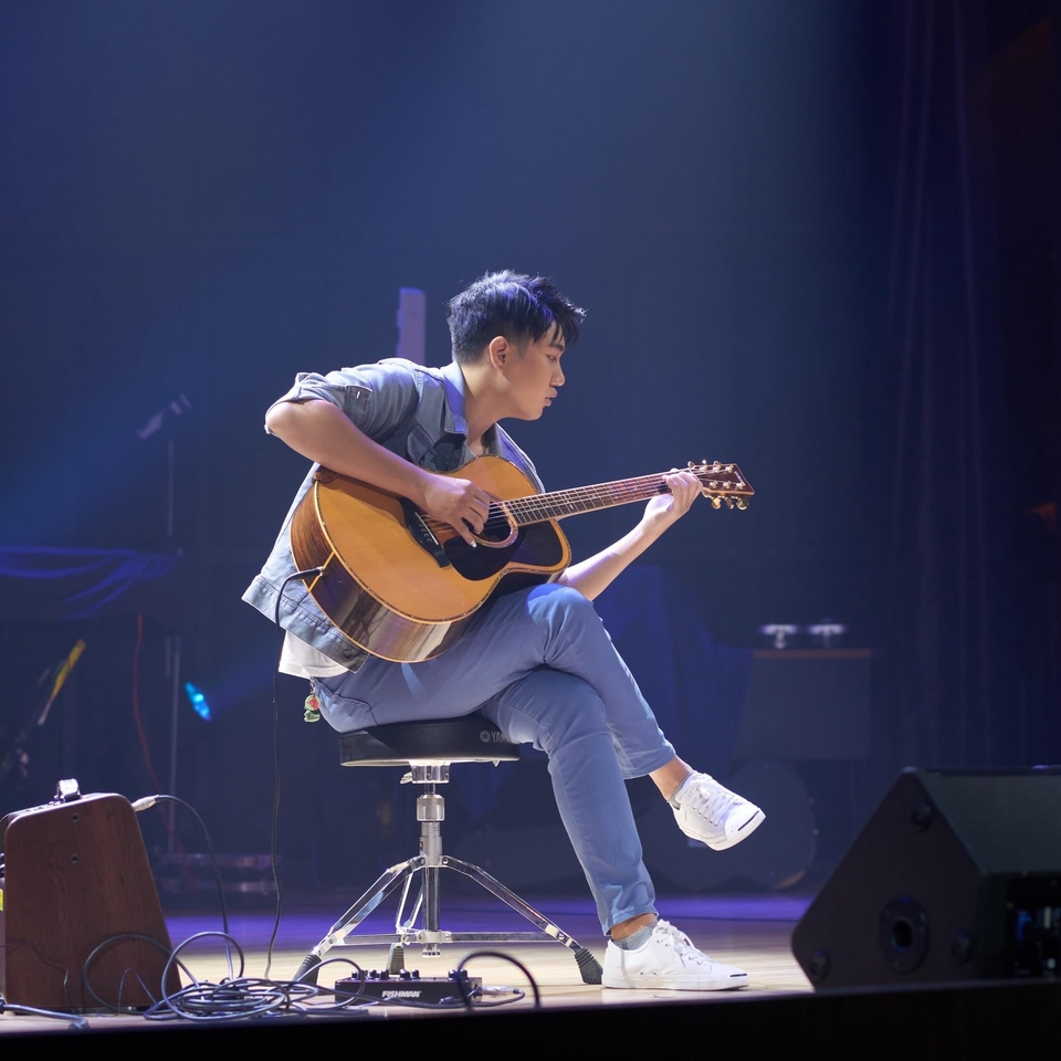 กีตาร์โปร่งบนเวทีการแสดงดนตรีนักดนตรีมืออาชีพ บริการจ้างวงดนตรีสำหรับงานเลี้ยง ต่างๆ หรือ เล่นไพรเวท