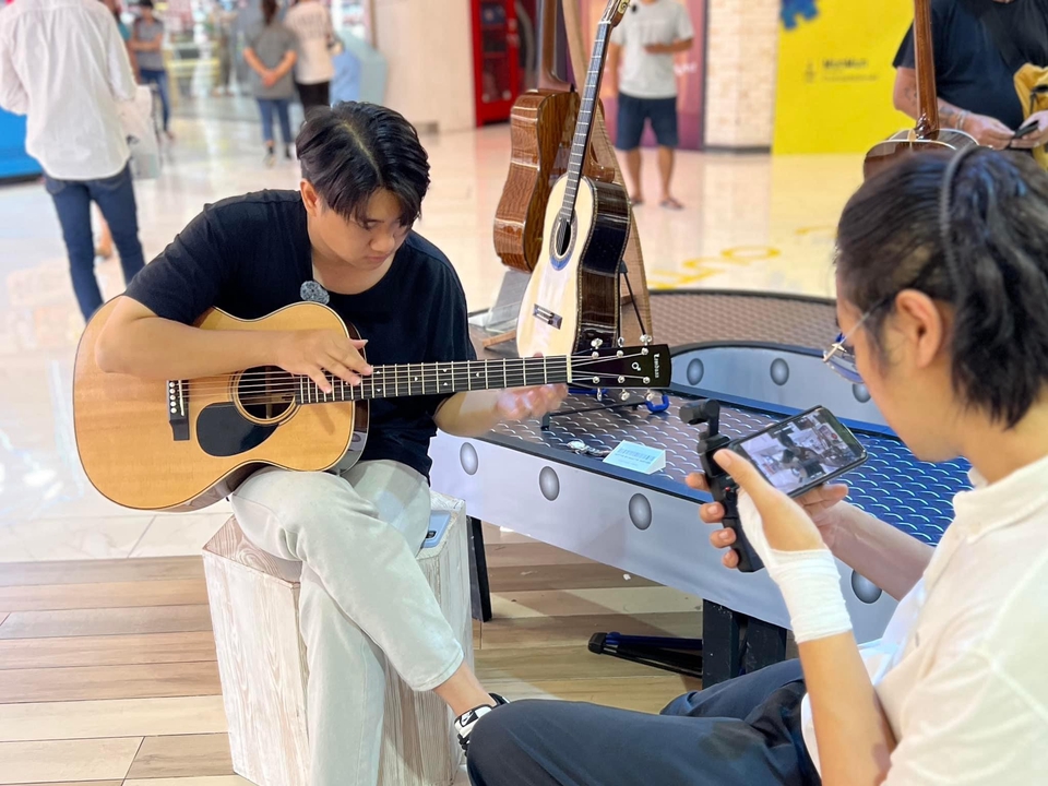 หานักดนตรีเล่นกีตาร์ในที่สาธารณะ, นักดนตรีเล่นกีตาร์โปร่ง, รับจ้างเล่นดนตรี, ดนตรีงานอีเว้นท์,