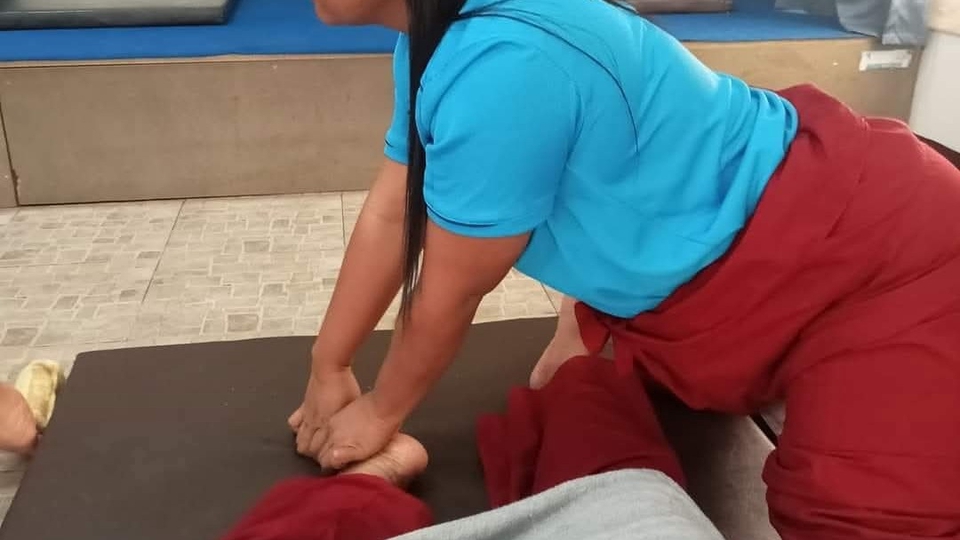 นวดไทย นวดผ่อนคลายหรือนวดเน้นเส้นคอบ่าไหล่