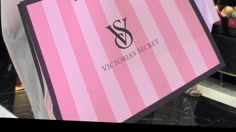 รับหิ้วสินค้า แบรนด์ดังตามห้างCentral World และห้างอื่นๆในบริเวณสยาม