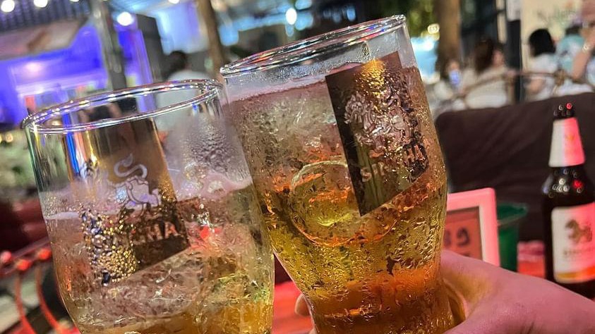 น้ำแห่งความสุข ภาพนี้มีความหมายมากมาย เวลาเราเหนื่อยงาน เราแค่นั่งชนแก้ว เล่าเรื่องสู่กันฟัง