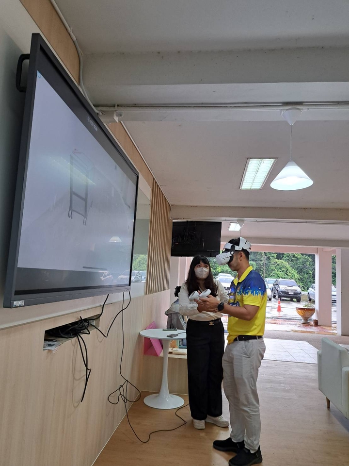 ผู้ชายใส่แว่น VR และผู้หญิงกำลังทดสอบผลิตภัณฑ์ ระบบจำลองเสมือนจริง