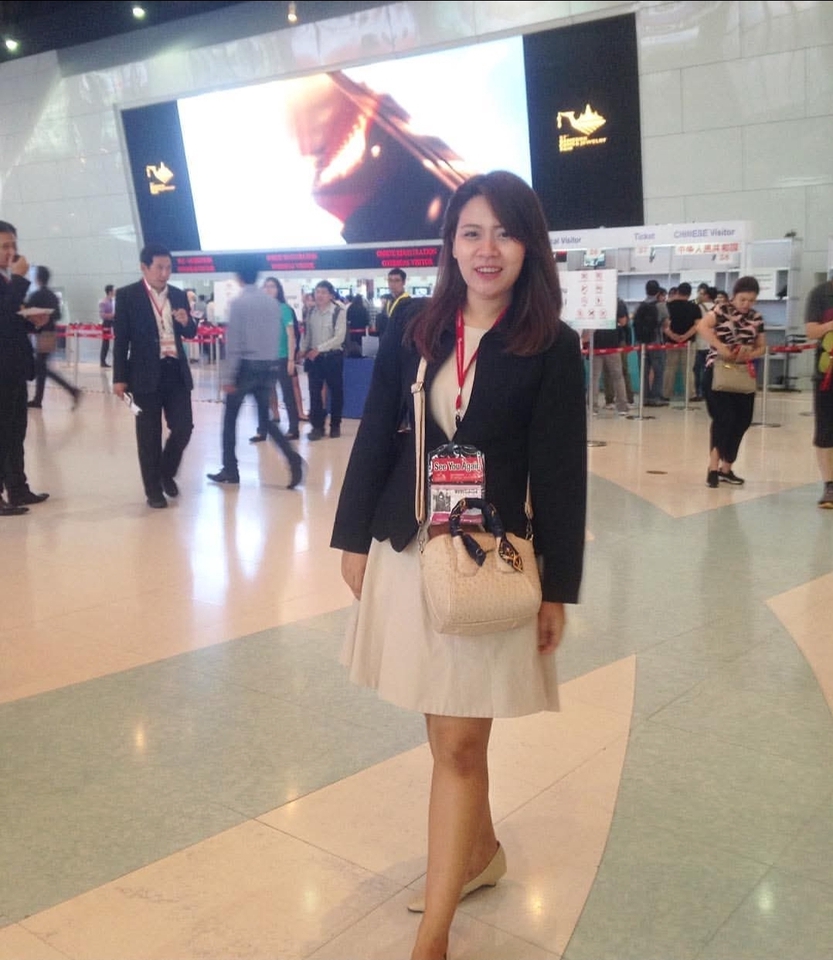 ล่ามแปลภาษาจีน ผู้หญิงทำงานแปลภาษาที่งานสัมมนา