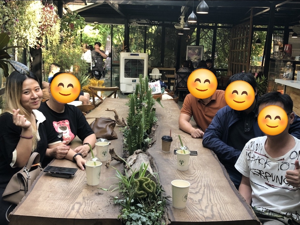 ล่ามแปลภาษาจีนกลุ่มเพื่อนร่วมงานนั่งโต๊ะทำงาน