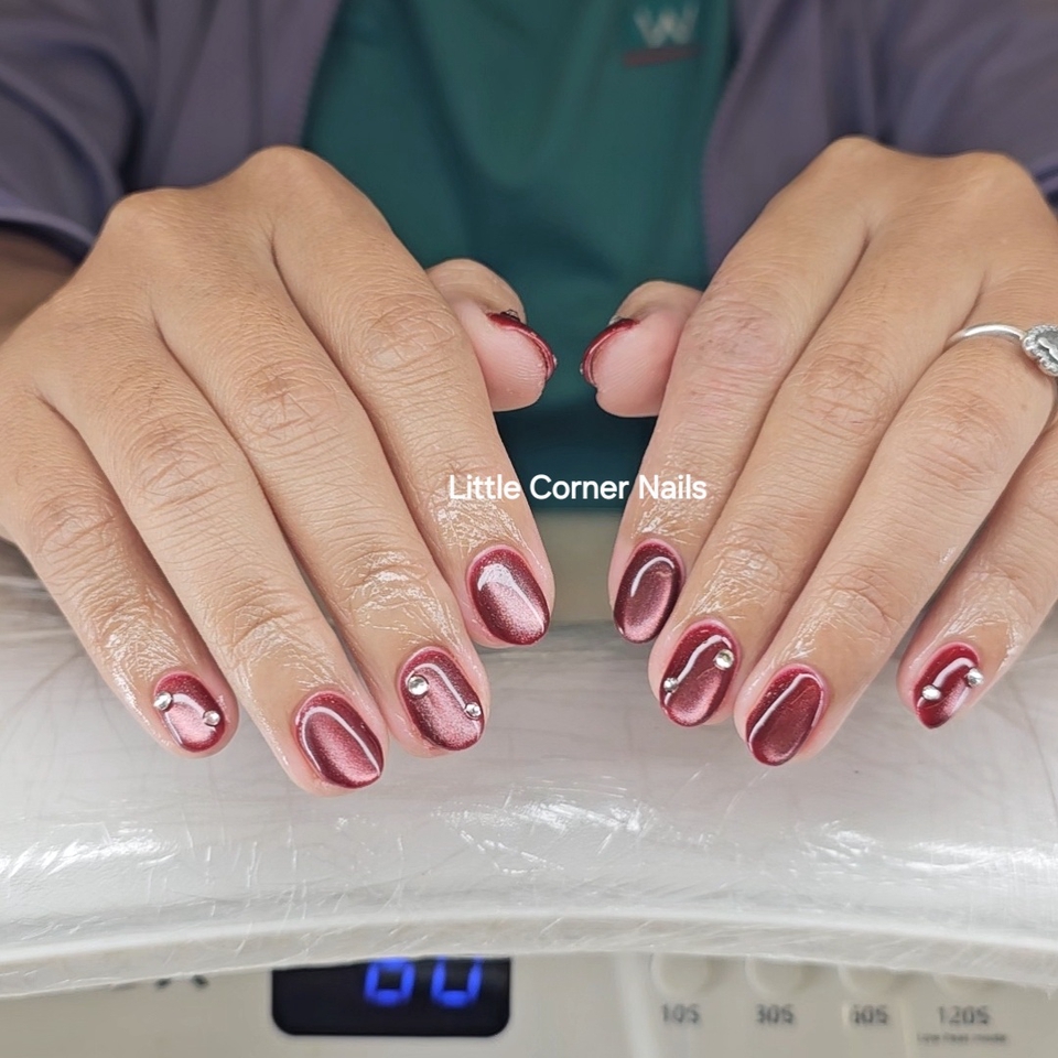 ทำเล็บเจลสีแดงลูกแก้ว ติดเพชรนิดหน่อยให้ดูมีอะไร