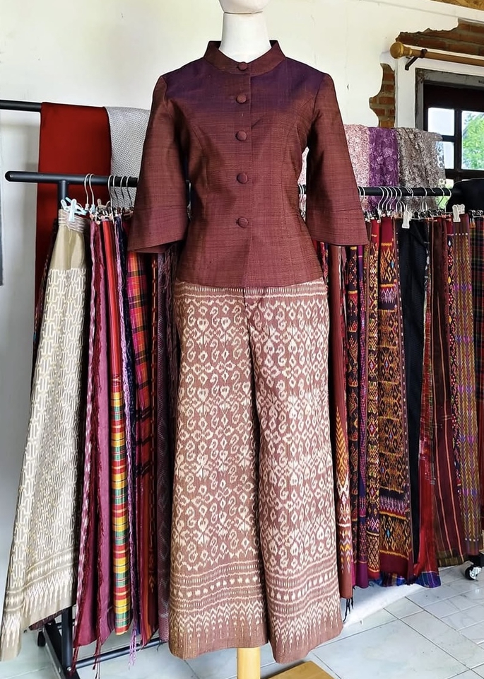 ออกแบบชุดผ้าไหมไทย ชุดทำงานหรูหรา