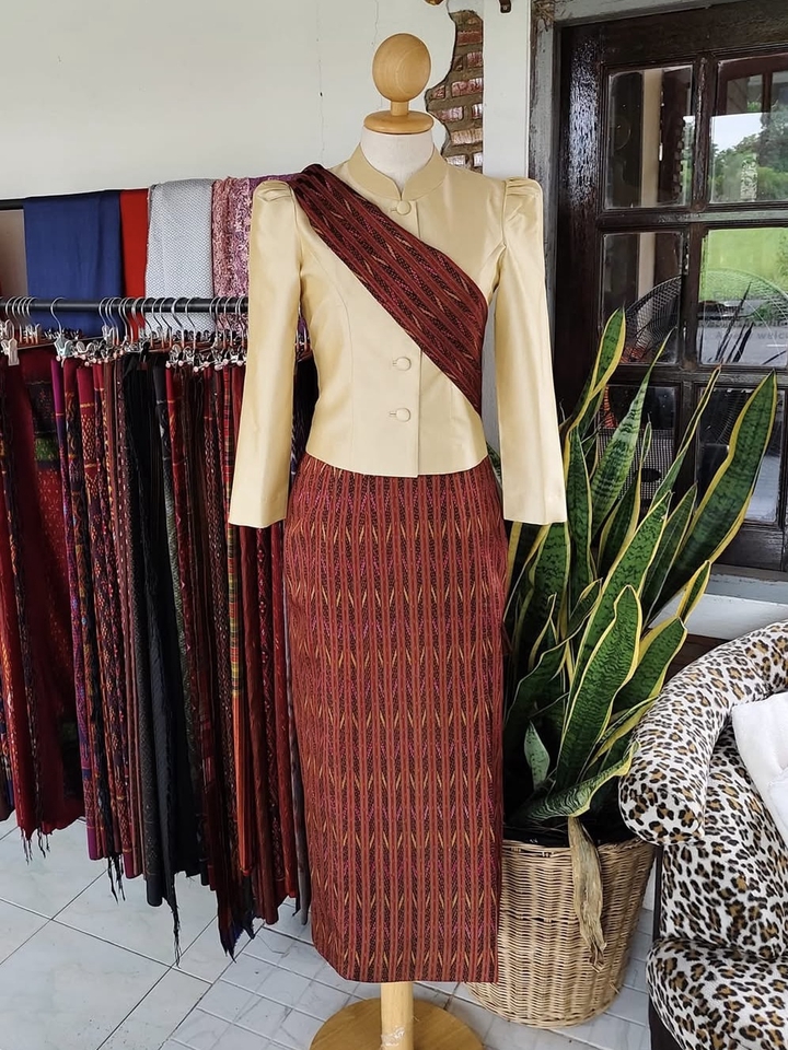 ออกแบบชุดไทยประยุกต์ผ้าไหม ชุดไทยสวยหรู